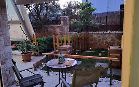 M&M Airport Stop Garden Apartment